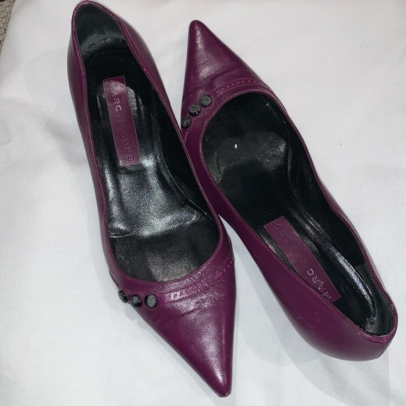 Marc Jacobs Purple Leather Pointed Toe w/Buttons Kitten  Heels Pumps - Picture 1 of 8